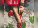 सावन में मेहंदी की जगह हाथ और पैरों में लगाएं आलता, देखें लेटेस्ट डिजाइन