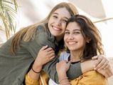 Sister Day 2021: बहनों के आपसी रिश्ते की गहराई दर्शाता है सिस्टर्स डे, जानिए इसके बारे में