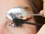 Makeup Hacks: चम्मच की मदद से लगाएं मस्कारा और हटाएं आंखों की सूजन- जानें स्पून ब्यूटी हैक्स