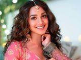 फेस्टिव सीजन में सिल्की और शाइनी बालों के लिए लगाएं वैसलीन, 5 रुपए में करें हेयर स्पा