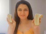एंटी एजिंट के लिए  भाग्यश्री इस्तेमाल करती हैं केले का छिलका, जानें मसाज का तरीका 