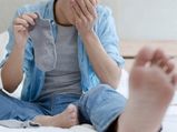 पैरों की बदबू की वजह महसूस होती है शर्मिंदगी, तो अपनाएं ये टिप्स