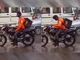 Heartbreaking: बारिश में भीगते हुए  डिलीवरी बॉय का वीडियो हुआ वायरल, IPS ने शेयर करके कहीं ये बात 