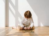 ऑटिज्म से पीड़ित बच्चे को सपोर्ट देने के 5 तरीके, जानें कैसे रखें उनका खयाल 