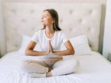 Bed Exercise: बेड पर बैठे-बैठे करें ये एक्सरसाइज