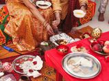 भूलकर भी जमीन पर न रखें पूजा के ये सामान, घर में आ सकती है आर्थिक तंगी
