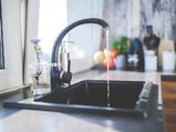 Vastu Tips: किचन की टोंटी से पानी टपकने पर घर में आती है नकारात्मक ऊर्जा