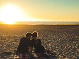 लोग फर्स्ट डेट पर पार्टनर से Kiss या Hugs में से क्या उम्मीद करते हैं? जानें एक्सपर्ट से 