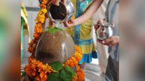 जानें क्यों शिवलिंग पर चढ़ा बेलपत्र किया जाता है स्पर्श, इसके पीछे का वैज्ञानिक कारण कर देगा हैरान 