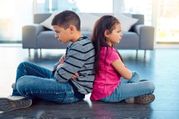 Relationship: भाई या बहन से आपका रिश्ता हो रहा टॉक्सिक, तो सिबलिंग राइवलरी को ऐसे करें डील