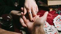 Palmistry: हथेली पर रथ के चिह्न वाली महिलाएं होती हैं महारानी, जानें क्या कहता है आपका भाग्य