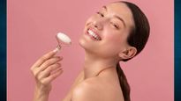 Beauty Tips: हेल्दी और ग्लोइंग स्किन पाने के लिए स्टेप-बाय-स्टेप फेस रोलर का ऐसे करें यूज