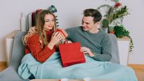 Valentine's Day: वैलेंटाइन डे पर पत्नी के चेहरे पर देखनी है स्माइल, तो यहां से लें बजट फ्रेंडली गिफ्ट आइडिया