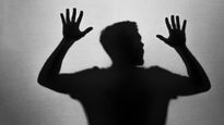 डिप्रेशन के कारण कई लोग खुद को पहुंचाते हैं नुकसान, इस तरह करें उनकी मदद