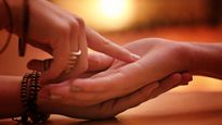 Palmistry: हथेली की ये रेखा बना सकती है आपको मालामाल से कंगाल, बीमारियों का भी देती है संकेत 