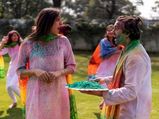 Happy Holi 2023: अपने पड़ोसियो के साथ कुछ खास अंदाज में करें होली को सेलिब्रेट