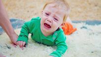Baby Care Tips: अगर बच्‍चा बेड से गिर जाएं, तो बिना समय गंवाएं करें ये काम 