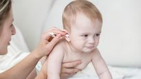 बेबी के कान का मैल साफ करते समय न करें गल‍तियां, रहे एक्‍स्‍ट्रा अलर्ट