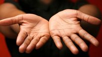Palmistry: हाथों पर ऐसे निशान देते हैं खराब किस्मत का संकेत, जीवन में नहीं रहती सुख शांति