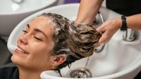 Hair Spa At Home: सॉफ्ट और सिल्की बाल पाने के लिए घर पर इस तरह करें स्टेप बाय स्टेप हेयर स्पा