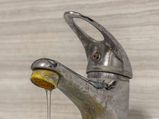 Tap Cleaning Hacks: बाथरूम-किचन के Water Taps पर जमी गंदगी को इन क्लीनिंग हैक्स से चांदी जैसा चमकाएं 
