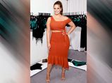 Big Bust Style Tips: हैवी ब्रेस्ट विमेन इस तरह कैरी करें अपने फेवरेट आउटफिट, जानें फैशन टिप्स