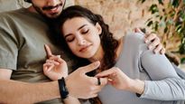 Relationship Tips: अनकहे इशारे जो आपके पार्टनर को बना देते हैं क्रेजी, लेकिन वो बताते नहीं हैं