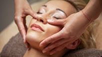 Skin Care Tips: स्किन मसाज से चेहरा होता है टोन्ड, जानिए इसके दूसरे भी फायदे