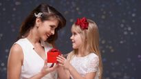 Mothers Day Gift Idea: मां के लिए लेना चाहते हैं कोई खास तोहफा, इस लिस्ट पर डाले एक नजर