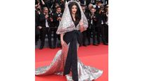 Cannes 2023:  रेड कार्पेट पर ऐश्‍वर्या राय सिल्‍वर हुड ब्‍लैक ड्रेस में आई नजर, पहले नहीं देखा होगा ऐश का ऐ