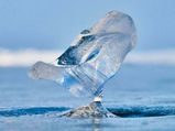 Lake Baikal: बैकल झील के ऊपर हवा में लटके रहते हैं पत्थर, जानें इसके गहरे रहस्यों के बारें मे