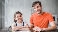 पापा आप मेरे हीरो हैं... दिल को छू लेने वाले इन मैसेज से पापा को करें फादर्स डे विश
