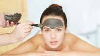 धूप ने माथे का रंग कर दिया पूरी तरह काला, इन उपायों से Forehead Tanning से पाएं छुटकारा