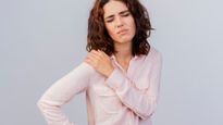 Frozen Shoulder: कंधे के दर्द से रहते हैं आप परेशान, फ्रोजन शोल्‍डर की समस्‍या को दूर करेगा ये योगासन