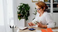 Salary Saving Tips: स्मार्ट महिलाएं सैलरी आते ही करती हैं ये काम, होती है लाखों की बचत