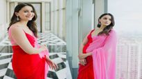 Alia Bhatt: लाल साड़ी पहन आलिया भट्ट ने बढ़ाईं दिलों की धड़कन, डीप नेक ब्लाउज डिजाइन ने गिराईं बिजलियां  