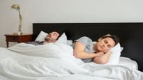 रात को जोर जोर से लेते हैं आप खर्राटे, इन योगासन से करें इनका इलाज