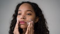 Soap Vs Face Wash: स्किन की नमी बचाएं रखनी हैं, तो जाने क‍िससे धोएं चेहरा? 
