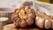  Roasted Garlic Benefits : मर्दाना ताकत पाने के ल‍िए भूनकर खाएं लहसुन, पेट रखें साफ और द‍िल को बनाएं मजबूत 