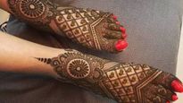 Mehndi Design Foot: इस करवा चौथ पैरों पर लगाएं ये मेहंदी डिजाइन्स, नई दुल्‍हन जैसे दिखेंगे पांव 