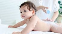 डायपर पहनाने से पहले आप भी बेबी के प्राइवेट पार्ट पर लगाते हैं पाउडर? जान लें इसके नुकसान 