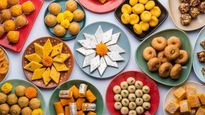 Diwali 2023:  काजू कतली से लेकर गुलाब जामुन तक, जानें इस द‍िवाली कितनी कैलोरी खा रहे हैं आप! 
