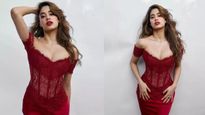Janhvi Kapoor ने स्‍कारलेट रेड कॉर्सेट ड्रेस में शेयर की तस्‍वीर, लुक ही नहीं कीमत जान भी आप हो जाएंगे बेहोश! 