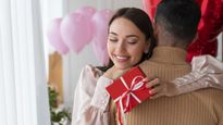 Valentines Day 2024 Gifts: पार्टनर के चेहरे पर लानी है मुस्कान तो उन्हें दें राशिनुसार उपहार
