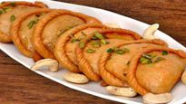Gujiya Recipe: गुजिया के बिना अधूरी है होली, नोट कर लें पूरी रेसिपी