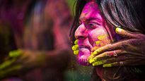 Holi 2024: होली खेलते हुए कैसे छुड़ाएं पक्‍के रंगों के न‍िशान, करें बस ये काम 