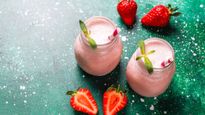Strawberry Lassi : गर्मियों में कोल्ड ड्रिंक पीने की जगह झटपट बनाएं स्ट्रॉबेरी लस्सी, यह रही रेसिपी