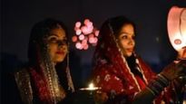 Karwa Chauth Chand Puja Vidhi: करवाचौथ पर कैसे करें चंद्र पूजना, चांद को अर्घ्य देते समय क्या बोला जाता है?