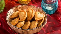 Gujiya Recipe : होली में बनाए 3 तरह की टेस्‍टी गुजिया, खाते ही मुंह में घुल जाएंगी म‍िठास,  नोट कर लें रेस‍िपी