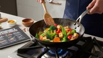 Iron Kadai Cooking Mistakes: लोहे की कड़ाही में भूलकर भी न पकाएं ये 5 चीजें, खाना बन सकता है जहर!